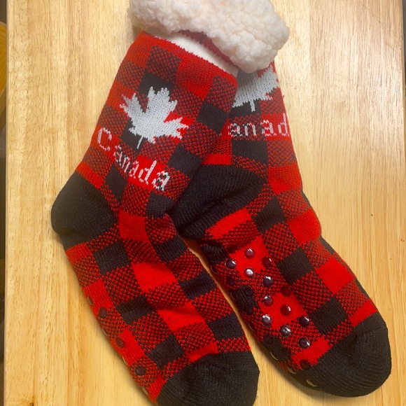 SOLD Men’s/women’s Socks, warm and cozy, Canada Maple Leaf - Picture 2 of 9